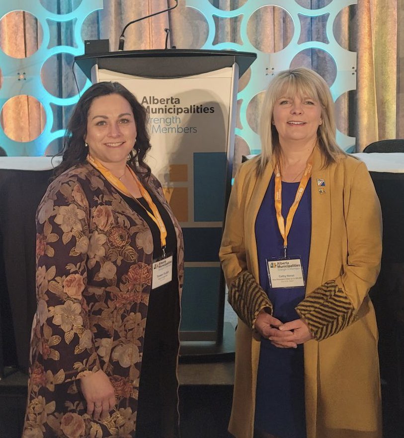 TaneenRudyk's tweet photo. @ABmunis President @CathyHeron  representing the colours of the Ukrainian flag 🇺🇦 indication of her attention to thoughtful heart-led leadership.
#PeaceInUkraine #abmuni #munipoli #StrengthinMembers #Vegreville https://t.co/mX5msCFcff