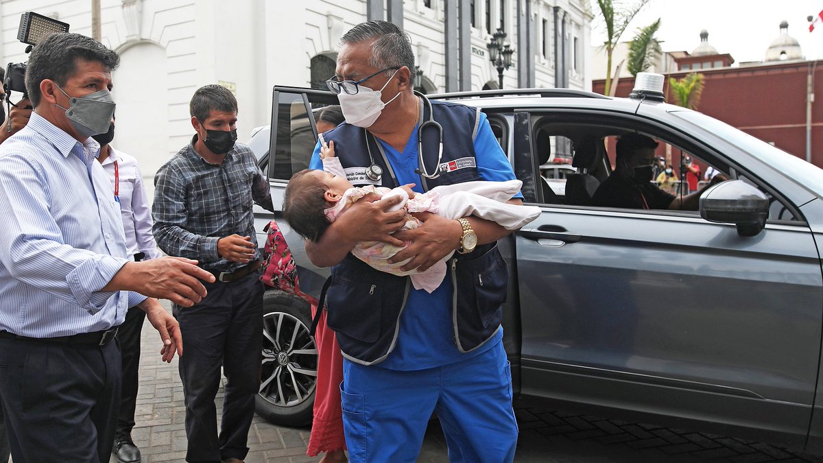 presidenciaperu's tweet photo. Luego de cumplir con su agenda de trabajo en Mala, el presidente @PedroCastilloTe conoció el caso de una menor de edad que requiere atención médica especializada. El jefe de Estado dispuso que la niña sea trasladada a Lima para ser atendida en el @INSN_oficial. https://t.co/91bvUdU6iF