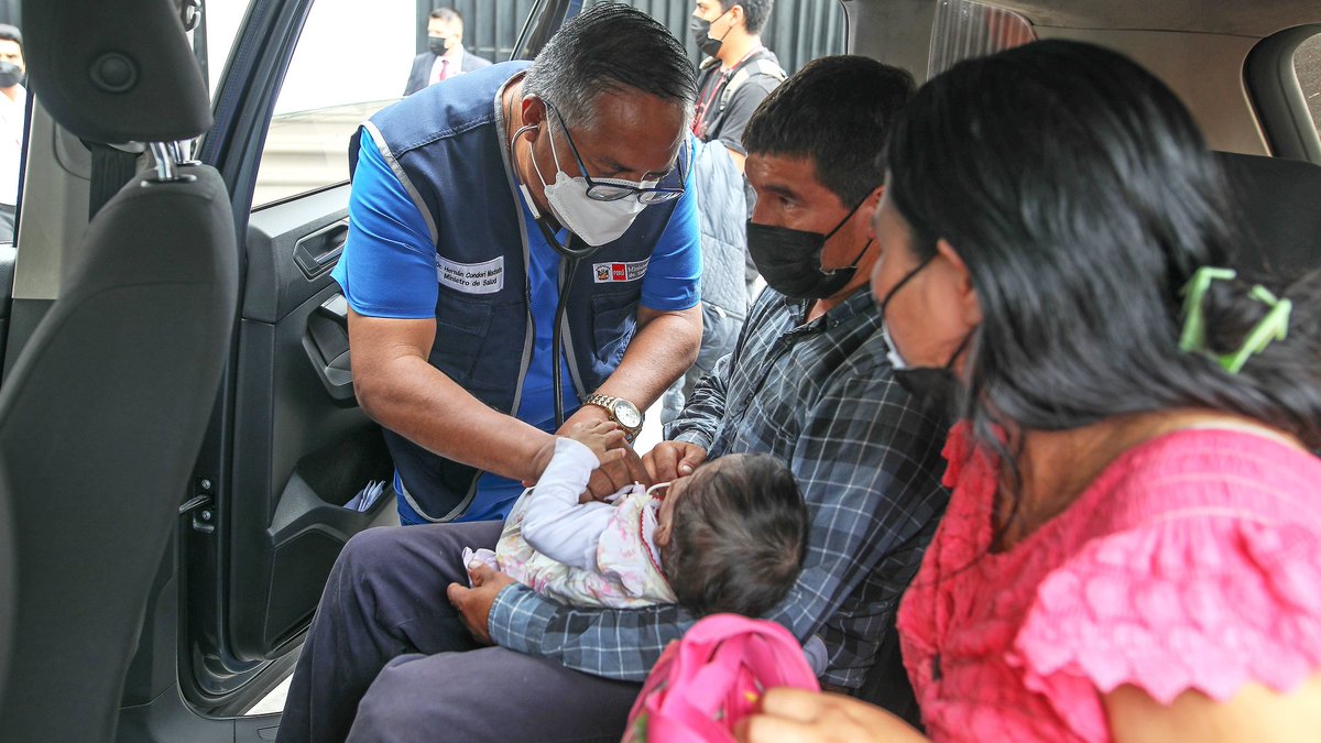 presidenciaperu's tweet photo. Luego de cumplir con su agenda de trabajo en Mala, el presidente @PedroCastilloTe conoció el caso de una menor de edad que requiere atención médica especializada. El jefe de Estado dispuso que la niña sea trasladada a Lima para ser atendida en el @INSN_oficial. https://t.co/91bvUdU6iF