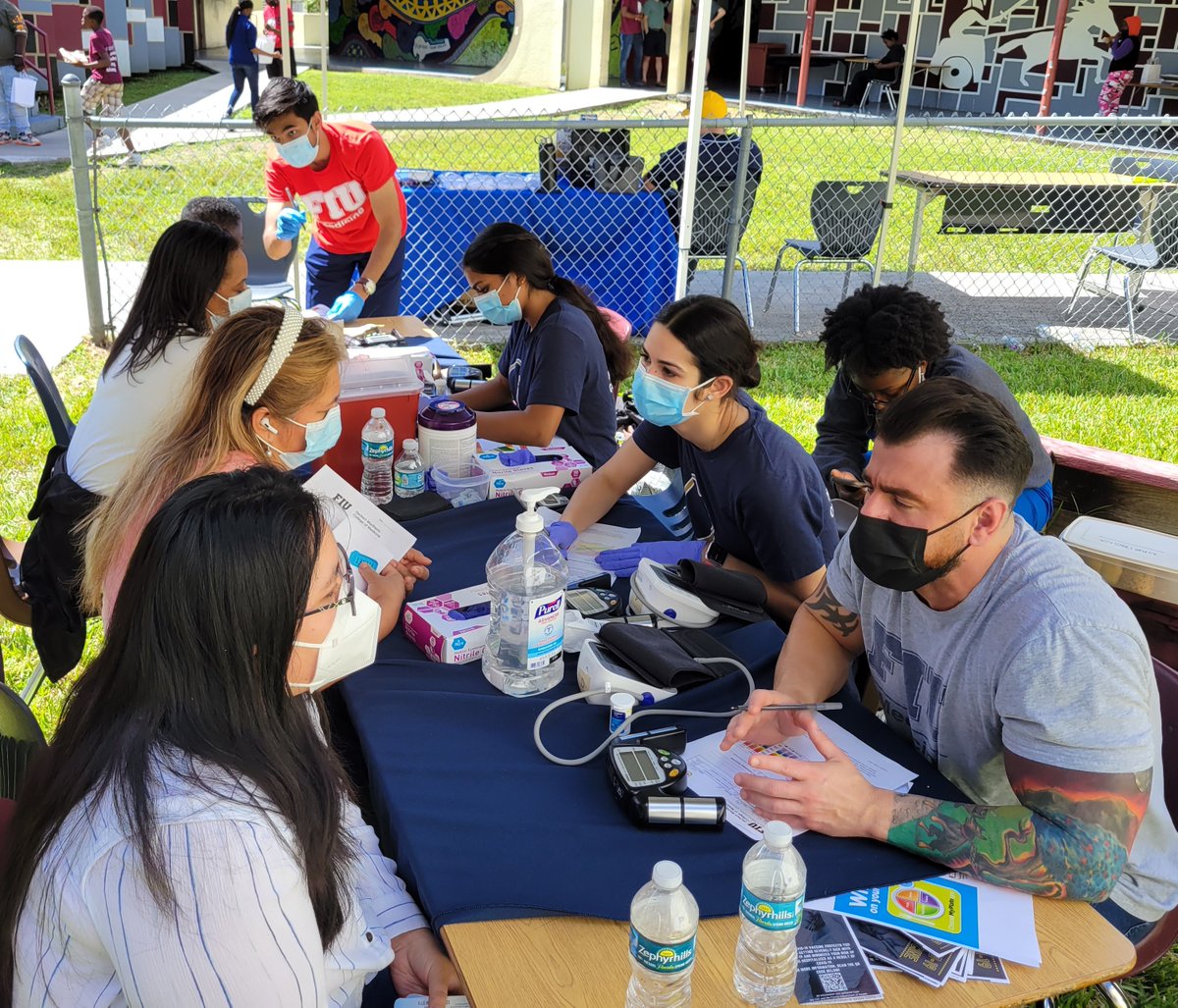 FIUMedicine's tweet photo. Another great community event! On Saturday, our students and @FiuGffnhelp participated in a health fair at Horace Mann Middle School. Students conducted blood pressure screenings, glucose testing and screenings for osteoporosis. 

Thank you, @HoraceMannmdcps for a great event! https://t.co/tuvUqf0zsz