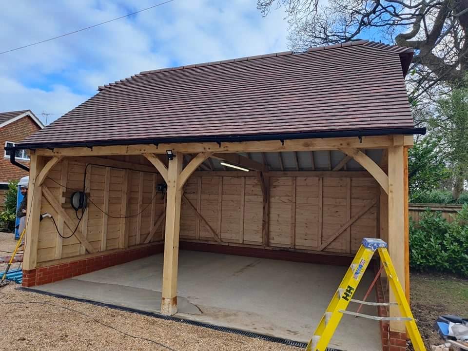 Our oak framed garage in Chichester is really starting to take shape 🪜🚗

The site team have been working hard over the last few weeks to finish the project. We can’t wait to see the final pictures!

#msbc #construction #visitsussex