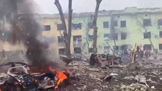 Un misil ruso destruyó un hospital y su sala de maternidad en Mauripol, Ucrania. Las autoridades locales dicen que hay niños vivos y muertos bajo los escombros. Horror absoluto. No seamos indiferentes.