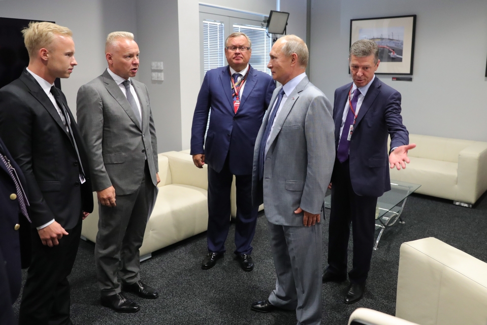 laguiaformulera's tweet photo. Dmitry y Nikita Mazepin 🇷🇺 fueron incluidos en una lista de 14 personajes rusos sancionados por la Unión Europea 🇪🇺
Esto, a causa de la reunión que mantuvo Mazepin Sr. con Putin el día después de comenzar la invasión a Ucrania.
#f1 #formula1 #LGF1 #Mazepin #Uralkali https://t.co/grD11ApJKU
