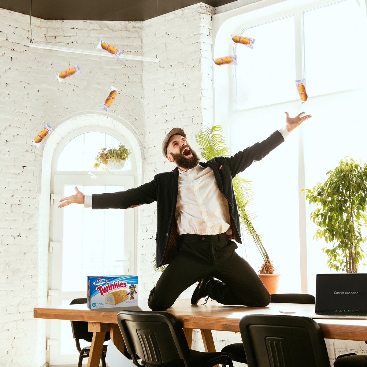 Hostess_Snacks's tweet photo. What’s really happening when your coworker goes ‘camera off’. 😉
…
#LiveYourMostess #Twinkies #Happiness #Spontaneous #SnackTime #CameraOff #LOL #Love https://t.co/pwZ9rrsCm4