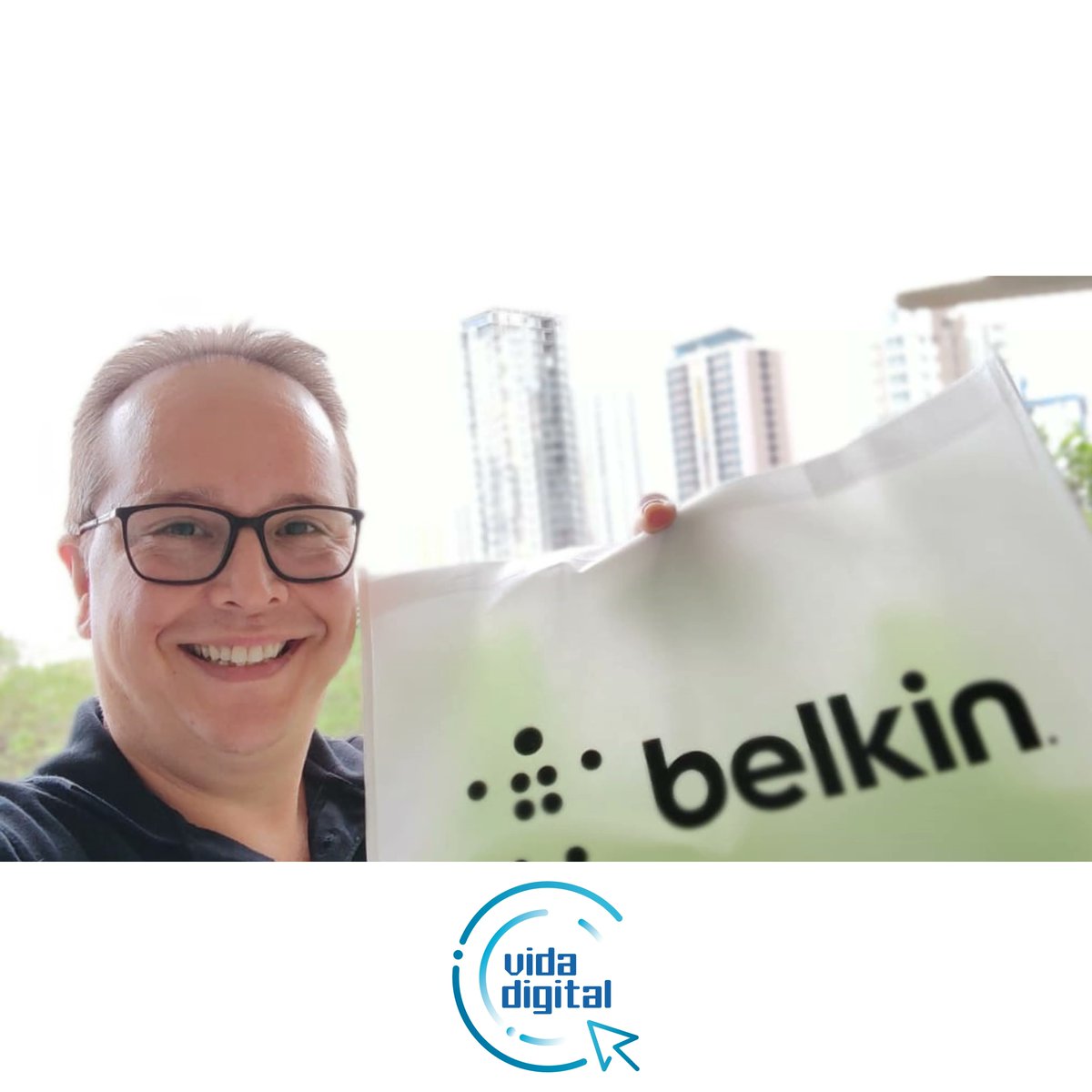 VidaDigital's tweet photo. Cuando recibes juguetes nuevos para review - Viene el siguiente #AlexReviews de productos @belkin.lat. ¡No se lo pierdan! #VidaDigital https://t.co/IfxmGR9He9