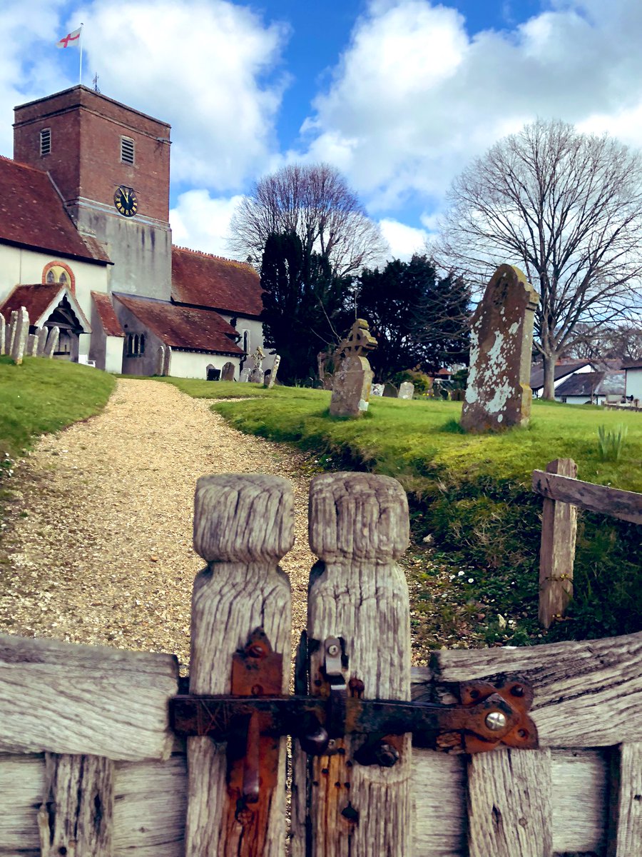 muninnherself's tweet image. More from the #churchproject - today saw @claudius_me and I at St Mary’s in #UptonGrey (locked) and St Mary the Virgin #Greywell (technically outwith our 5 mile radius but only slightly.)