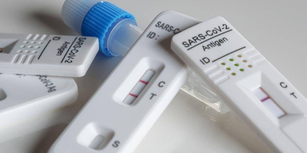 All current #SFU students are eligible for one free take-home rapid antigen test kit. The kit, which contains five tests, is a proactive measure to help keep our community safe and should only be used when experiencing symptoms. 

To get yours, visit: ow.ly/T4Az50I7g48