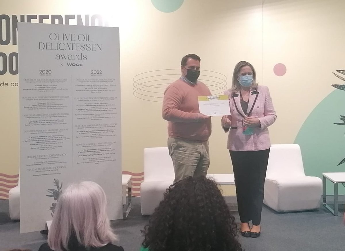 verdeo_official's tweet photo. En el día de hoy y por motivos ya conocidos por la pandemia, @verdeo_official ha recogido el 1° premio a la innovación de 2020. Gracias @WorldOliveOil https://t.co/UyP6Ov3q8c