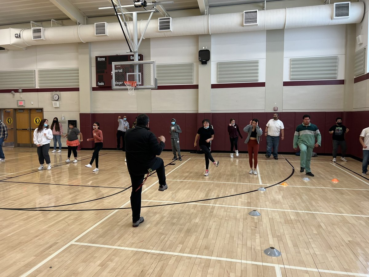 MrsCastroOHSPE's tweet photo. A sneak peak into our Unified PE Fitness warm up routines #squats #punches #powerkick #jumpingjacks 💪🏻 https://t.co/yNS7x54KPn