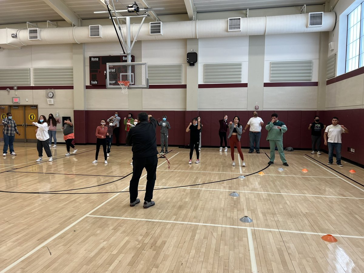 MrsCastroOHSPE's tweet photo. A sneak peak into our Unified PE Fitness warm up routines #squats #punches #powerkick #jumpingjacks 💪🏻 https://t.co/yNS7x54KPn