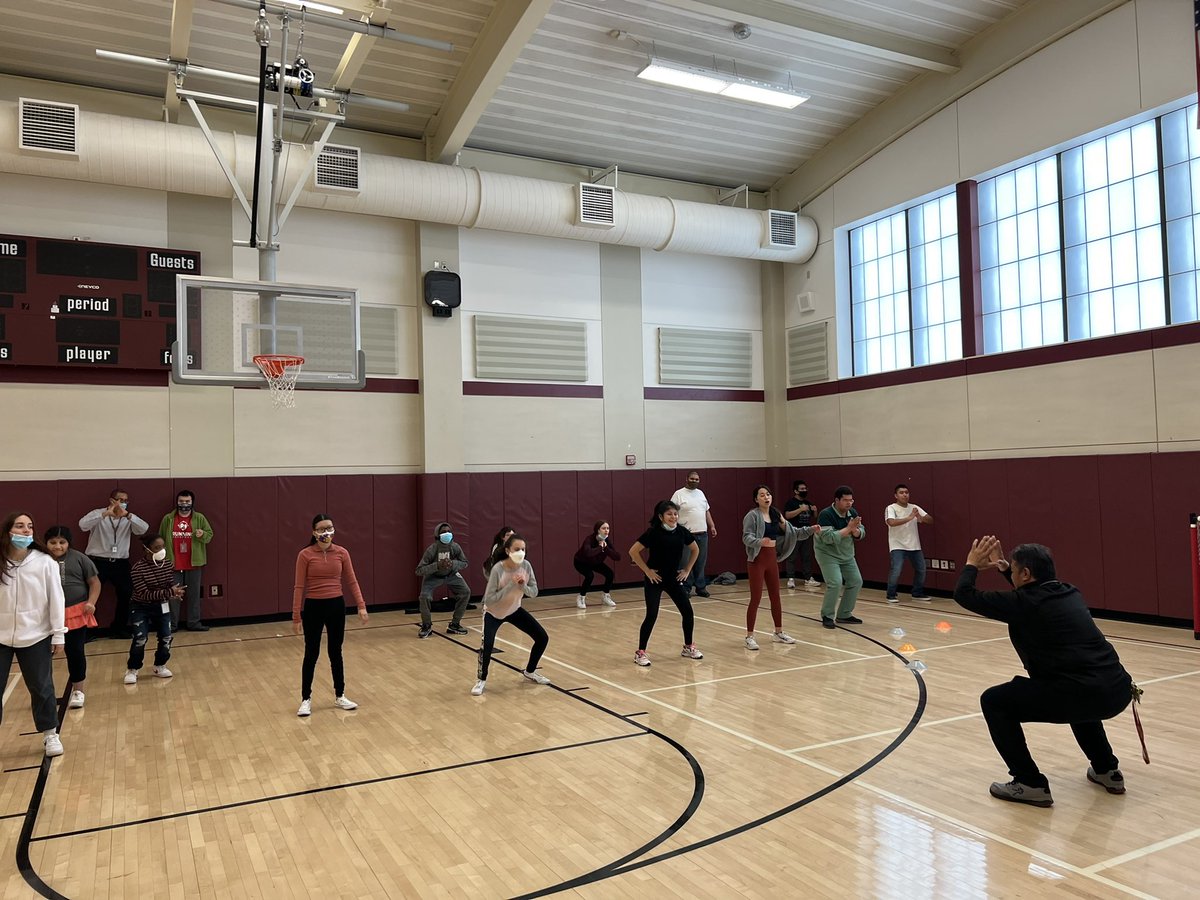 MrsCastroOHSPE's tweet photo. A sneak peak into our Unified PE Fitness warm up routines #squats #punches #powerkick #jumpingjacks 💪🏻 https://t.co/yNS7x54KPn