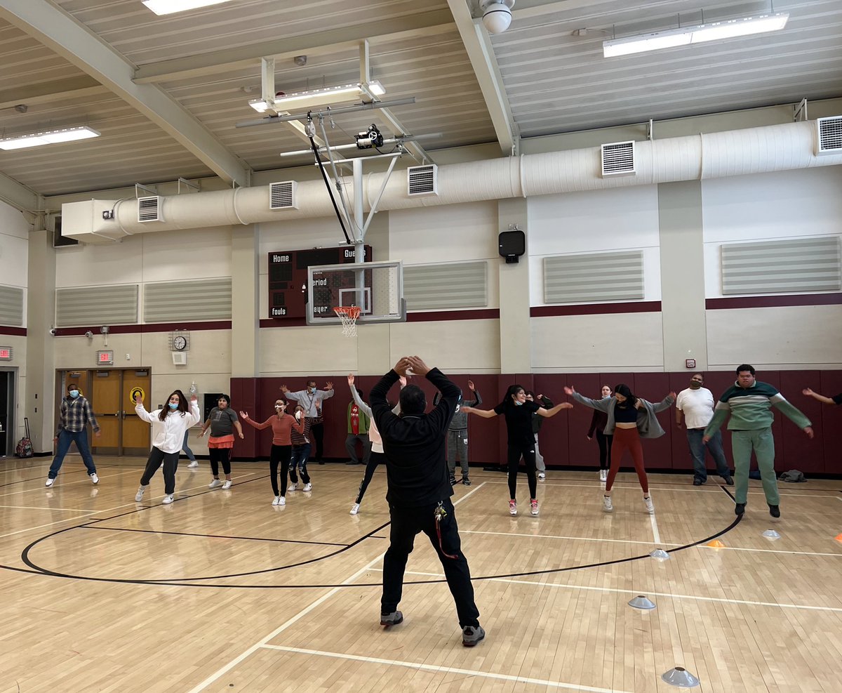 MrsCastroOHSPE's tweet photo. A sneak peak into our Unified PE Fitness warm up routines #squats #punches #powerkick #jumpingjacks 💪🏻 https://t.co/yNS7x54KPn