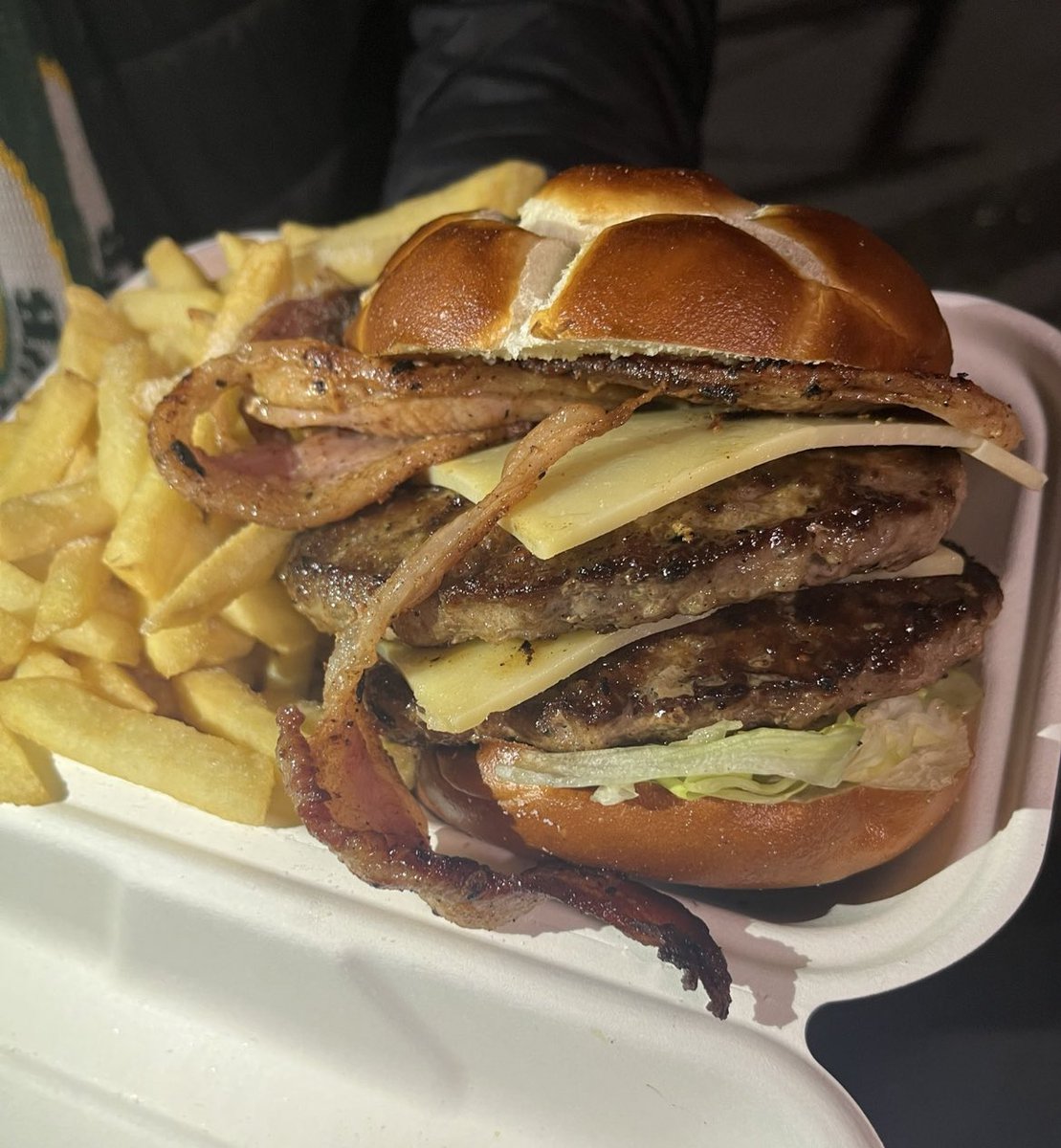 FootyScran's tweet image. Double bacon cheeseburger and chips at Horsham FC (@HorshamFC) 

💷 £7.50