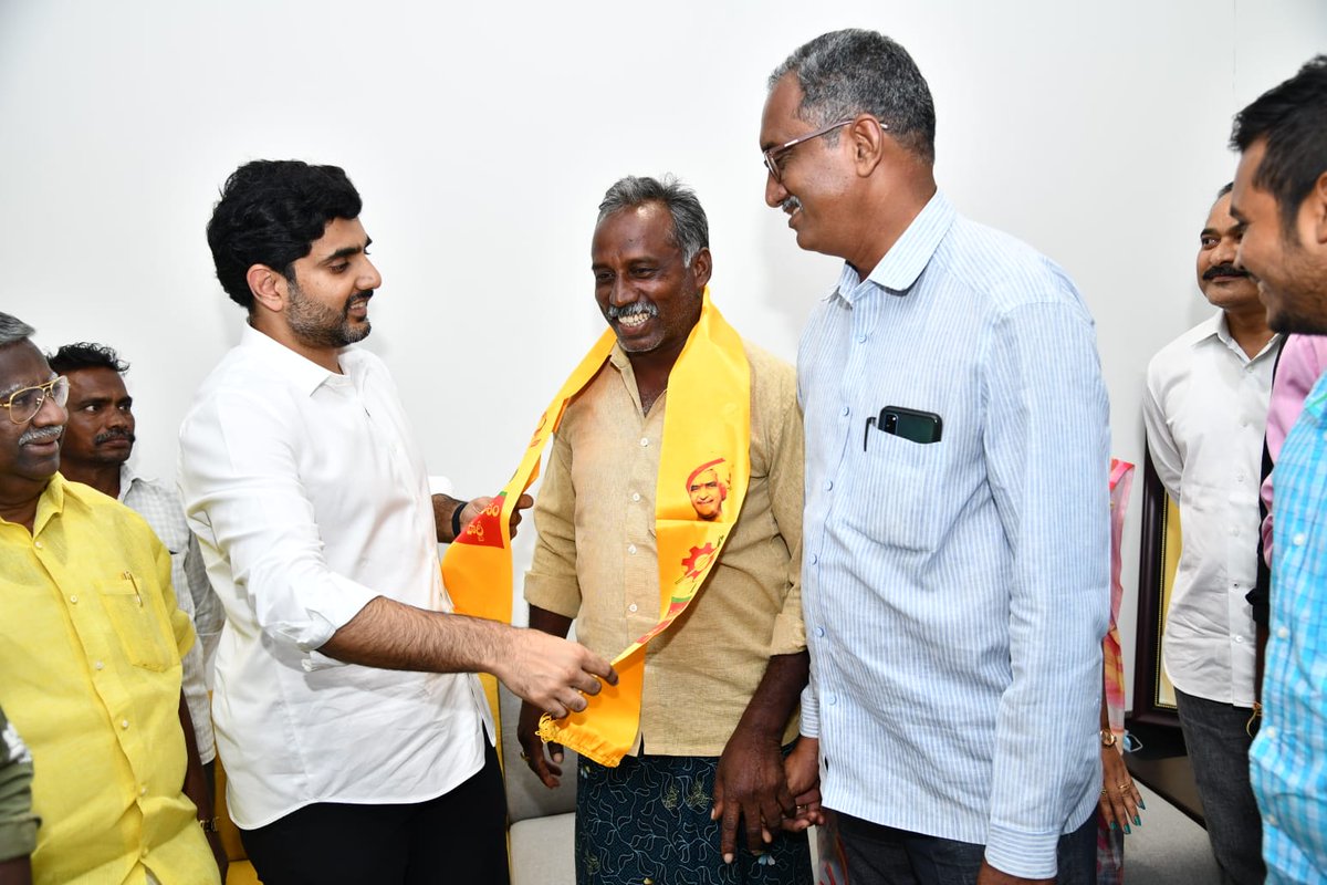 naralokesh's tweet photo. మంగళగిరి నియోజకవర్గం దుగ్గిరాల మండలం మంచికలపూడి, పెనుమూలి, పేరుకలపూడి గ్రామాలకి చెందిన పలువురు వైసిపి కార్యకర్తలు టిడిపి లో చేరారు.(1/2) https://t.co/uulq1p6hUT