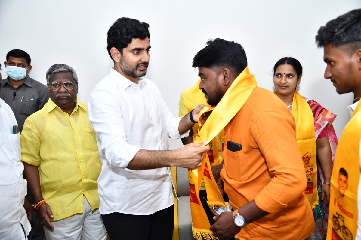 naralokesh's tweet photo. మంగళగిరి నియోజకవర్గం దుగ్గిరాల మండలం మంచికలపూడి, పెనుమూలి, పేరుకలపూడి గ్రామాలకి చెందిన పలువురు వైసిపి కార్యకర్తలు టిడిపి లో చేరారు.(1/2) https://t.co/uulq1p6hUT