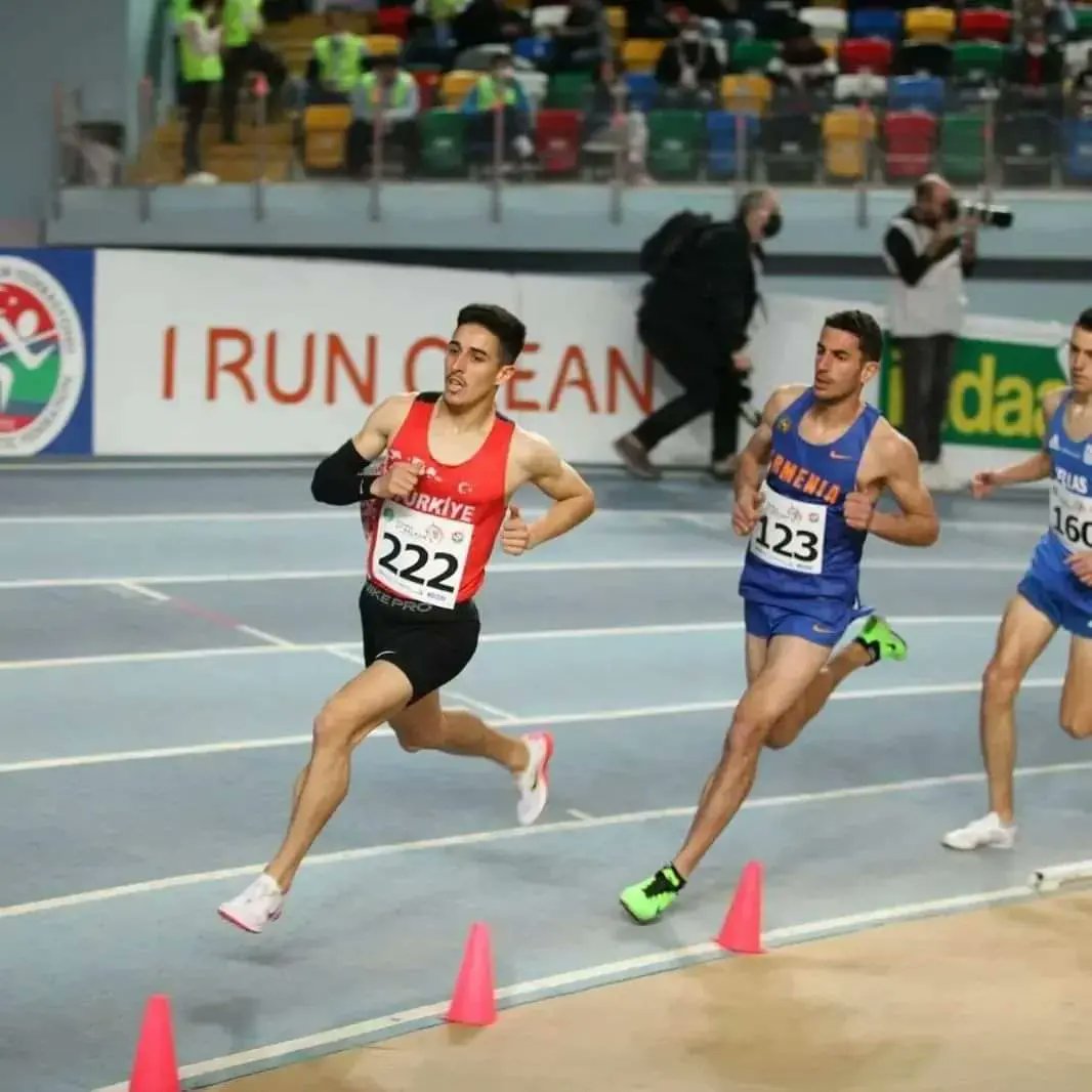 GSB_Usak's tweet photo. Türkiye Üniversiteler Salon Atletizm Şampiyonasında ADÜ adına yarışan sporcumuz Mehmet ÇELİK,800 metrede Türkiye Şampiyonu olmuştur.Yaptığı bu dereceyle İlimiz adına Salon Büyükler ve U23 Türkiye rekorlarını da kırmıştır.Sporcumuzu ve antrenörümüz Ali YILMAZ'ı tebrik ediyoruz 👏 https://t.co/sNI39iIjnl