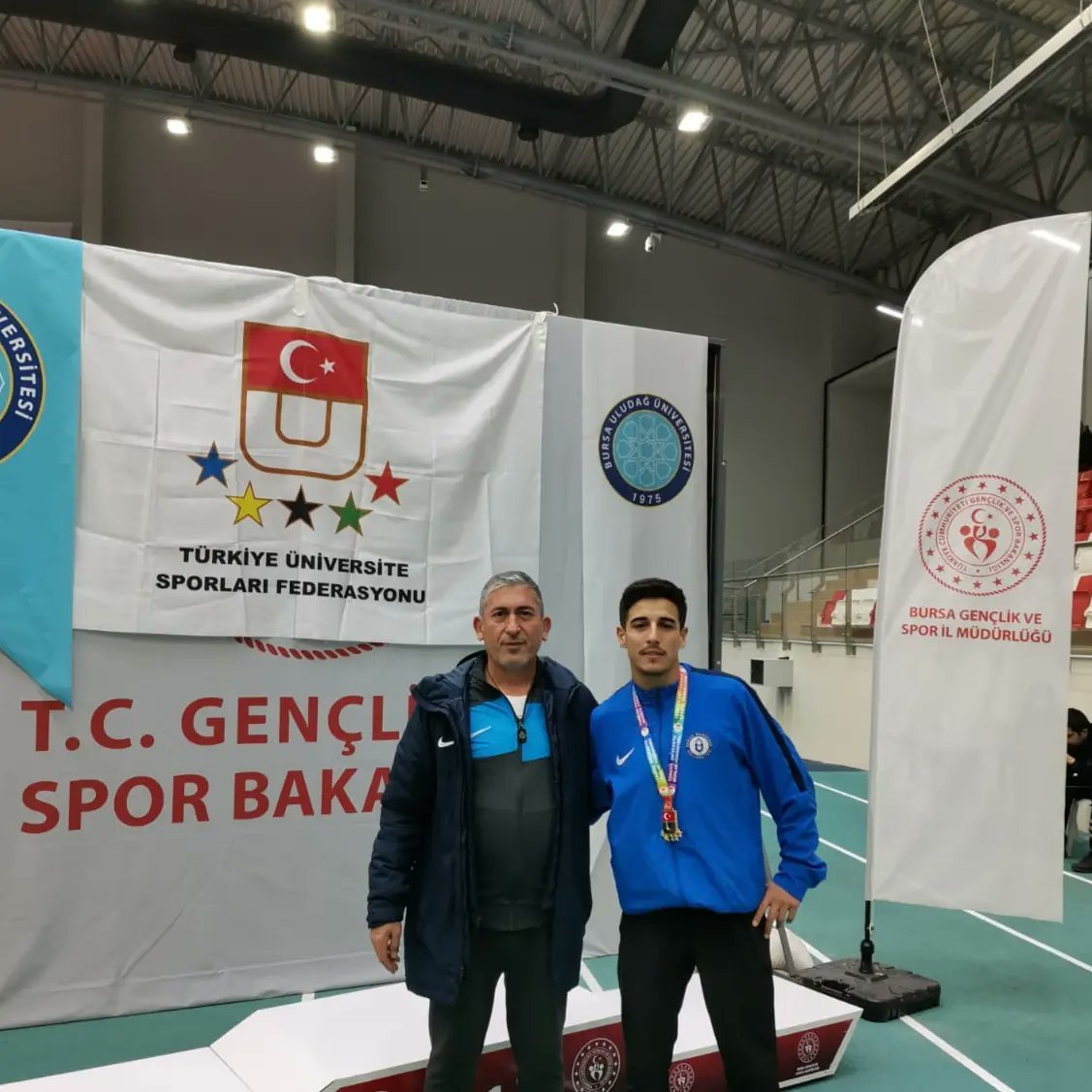 GSB_Usak's tweet photo. Türkiye Üniversiteler Salon Atletizm Şampiyonasında ADÜ adına yarışan sporcumuz Mehmet ÇELİK,800 metrede Türkiye Şampiyonu olmuştur.Yaptığı bu dereceyle İlimiz adına Salon Büyükler ve U23 Türkiye rekorlarını da kırmıştır.Sporcumuzu ve antrenörümüz Ali YILMAZ'ı tebrik ediyoruz 👏 https://t.co/sNI39iIjnl