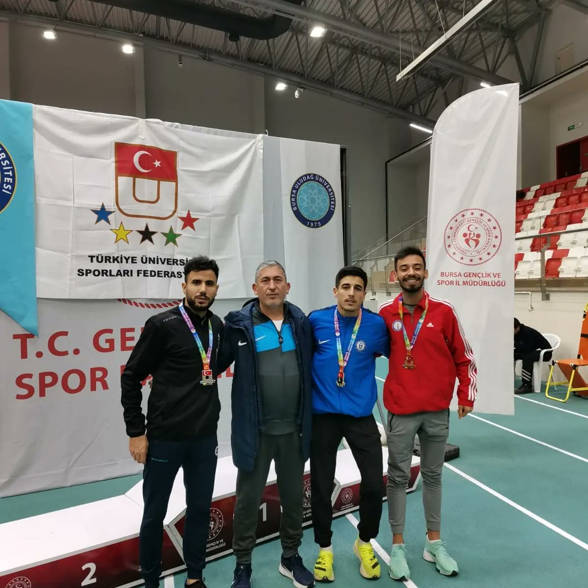 GSB_Usak's tweet photo. Türkiye Üniversiteler Salon Atletizm Şampiyonasında ADÜ adına yarışan sporcumuz Mehmet ÇELİK,800 metrede Türkiye Şampiyonu olmuştur.Yaptığı bu dereceyle İlimiz adına Salon Büyükler ve U23 Türkiye rekorlarını da kırmıştır.Sporcumuzu ve antrenörümüz Ali YILMAZ'ı tebrik ediyoruz 👏 https://t.co/sNI39iIjnl