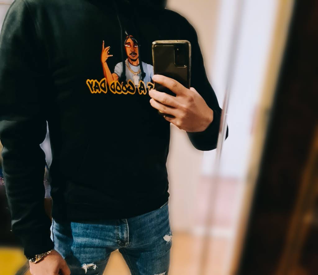 My new Dj Mimo merchandise fits well!  😮

Grab one in the store and maybe you will end up in one of my videos! djmimoshop.com

#djmimo #mimo #merchandise #clothing #clothes #hoodie #sweater #2pac #tupac