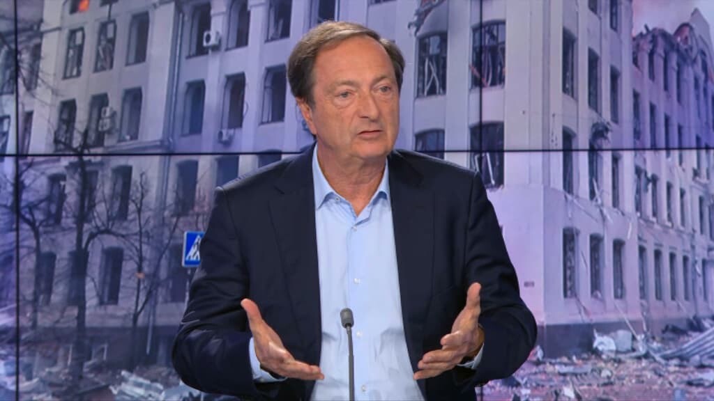 BFMTV's tweet photo. Michel-Edouard Leclerc conseille aux automobilistes de ne pas se précipiter pour faire le plein: "Le carburant va baisser de 14 à 15 centimes ce vendredi"
https://t.co/1QVFDvtlUp https://t.co/xK2fD2at1V