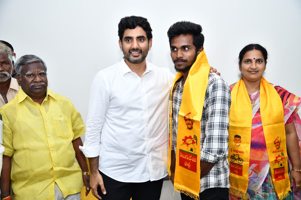 naralokesh's tweet photo. దళితులకు వ్యతిరేకంగా వైసిపి ప్రభుత్వం తీసుకుంటున్న నిర్ణయాలను నిరసిస్తూ వారంతా ఆ పార్టీని వీడారు. టిడిపి కండువా కప్పి వారందరినీ పార్టీలోకి ఆహ్వానించాను.(2/2) https://t.co/qbyjoEgxEN