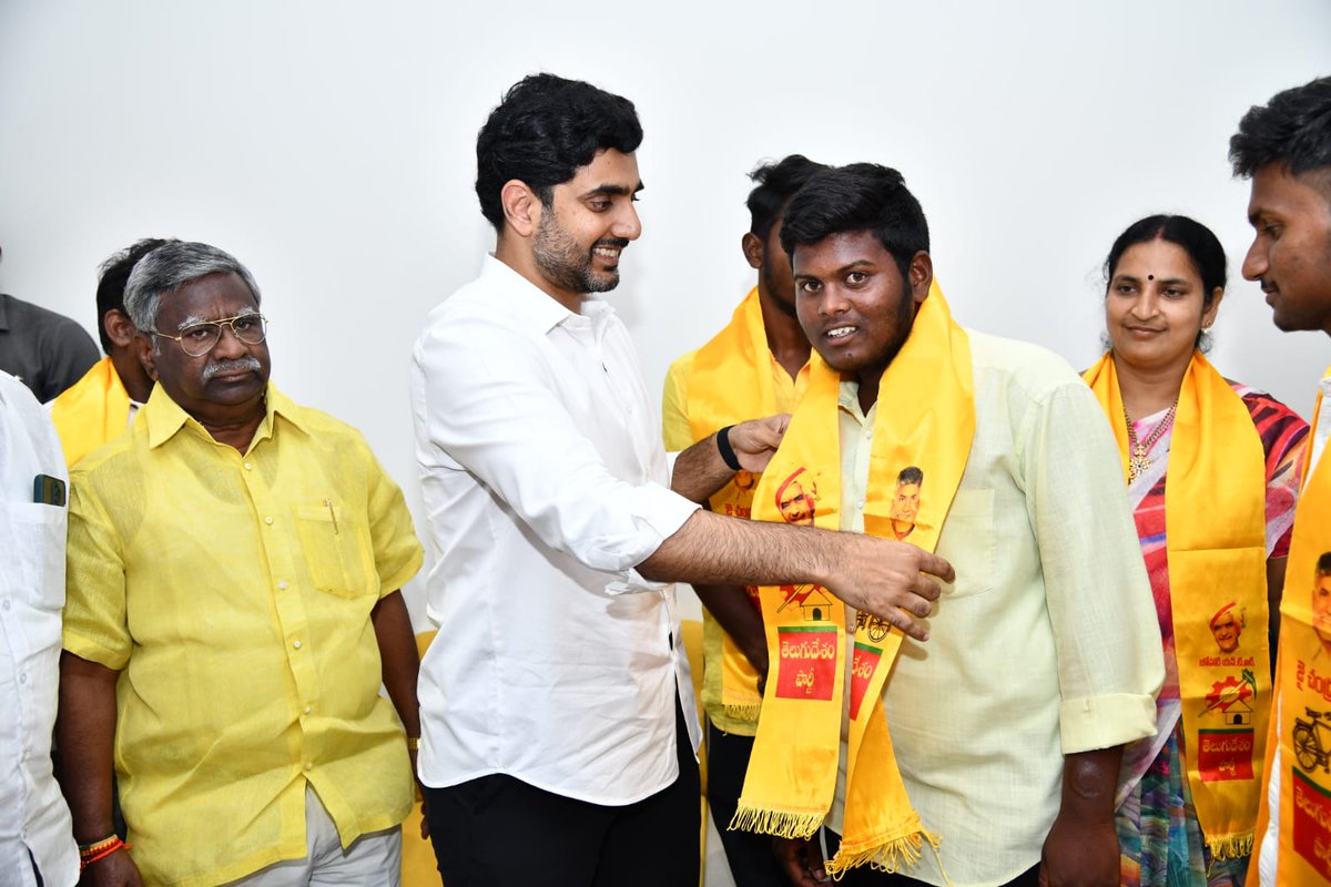 naralokesh's tweet photo. దళితులకు వ్యతిరేకంగా వైసిపి ప్రభుత్వం తీసుకుంటున్న నిర్ణయాలను నిరసిస్తూ వారంతా ఆ పార్టీని వీడారు. టిడిపి కండువా కప్పి వారందరినీ పార్టీలోకి ఆహ్వానించాను.(2/2) https://t.co/qbyjoEgxEN
