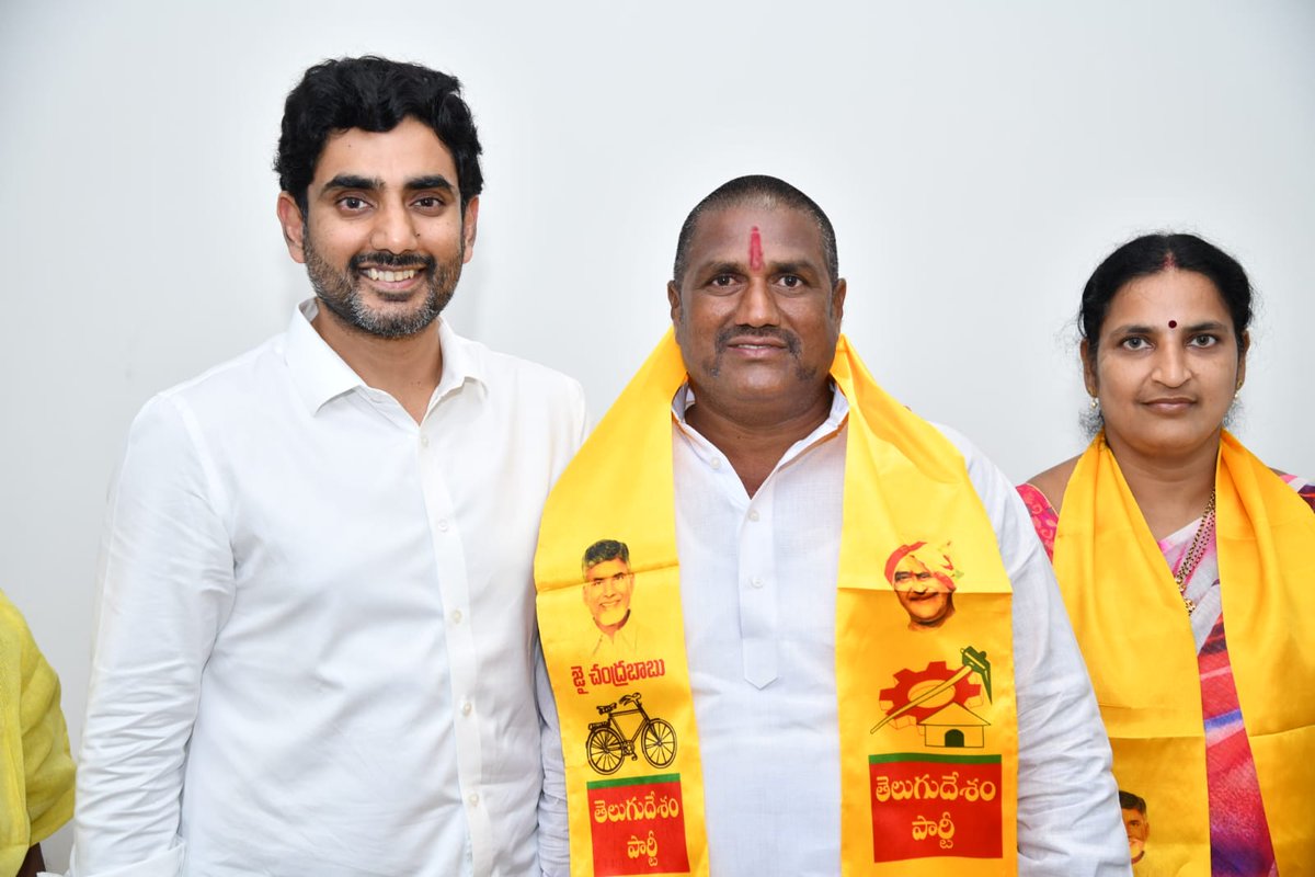 naralokesh's tweet photo. దళితులకు వ్యతిరేకంగా వైసిపి ప్రభుత్వం తీసుకుంటున్న నిర్ణయాలను నిరసిస్తూ వారంతా ఆ పార్టీని వీడారు. టిడిపి కండువా కప్పి వారందరినీ పార్టీలోకి ఆహ్వానించాను.(2/2) https://t.co/qbyjoEgxEN