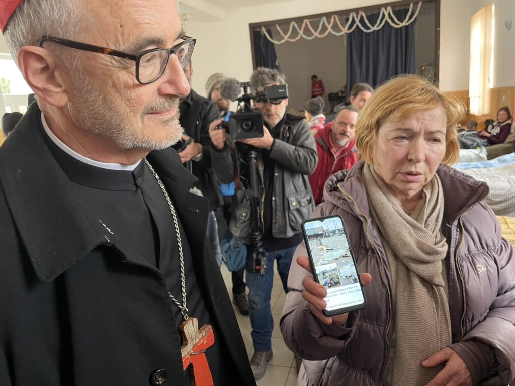 jesuitczerny's tweet photo. Che arrivino a #Lesbo dal nordafrica o dalla Siria, o in Ungheria scappando dall'#Ucraina in guerra, i profughi sono il volto di Cristo sulla Croce. 
Siamo chiamati a far nostro il loro dolore.
@VaticanIHD @M_RSection https://t.co/UUAolV9xHV