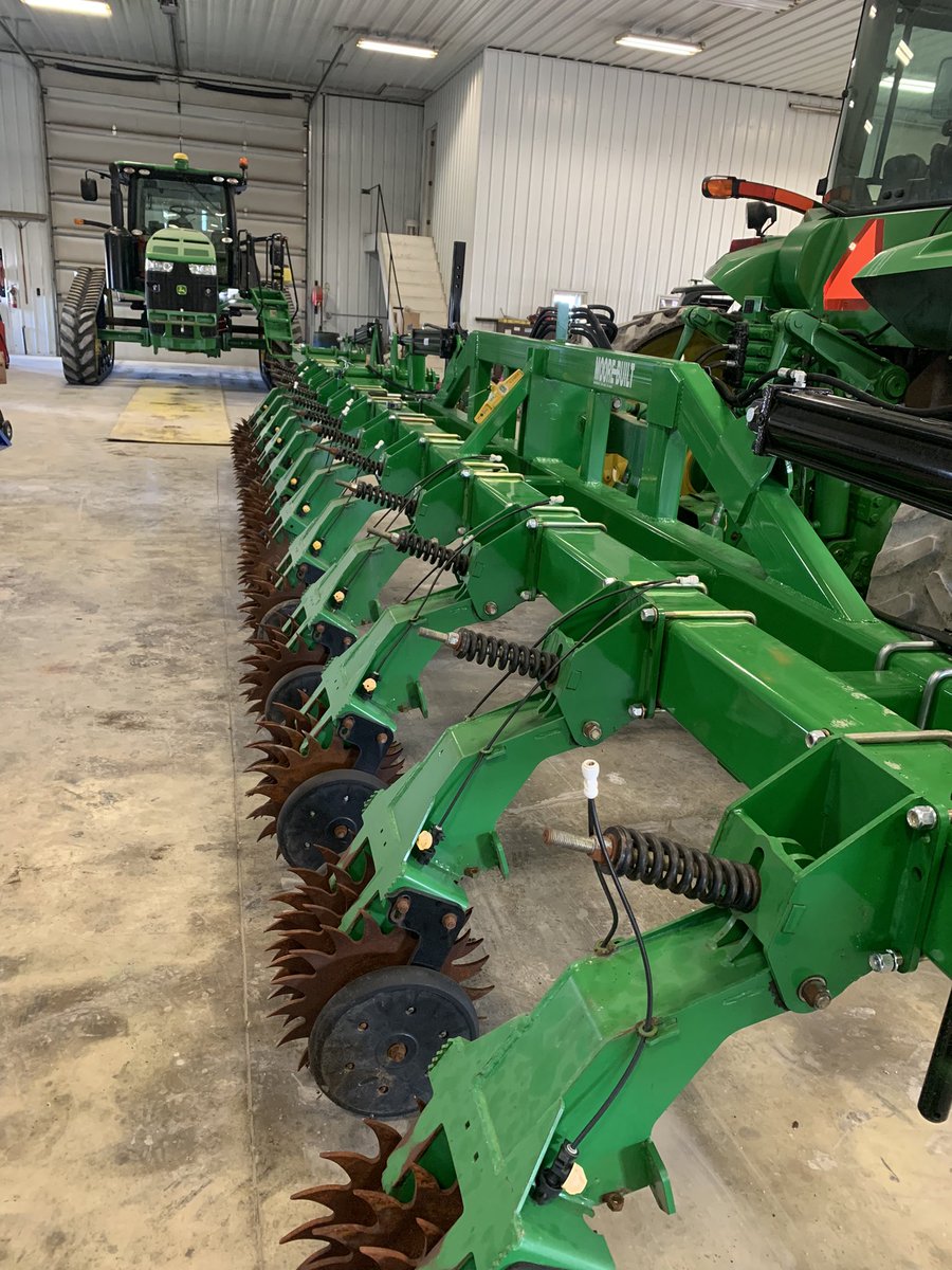 jcgoldenstein3's tweet photo. Spring will be here before we know it. Getting strip freshener all reworked on new bar. #moorebuilt #landluvr @land_luvr #AgTwitter https://t.co/SdQZxSzByP