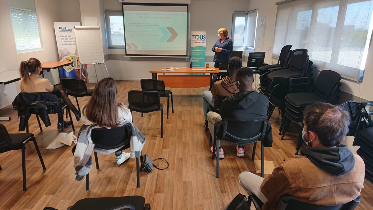 #TousMobilisés pour l'emploi des jeunes. Présentation du #CEJ Contrat d'Engagement Jeune #AvecPoleEmploi #Tours Ronsard. Vous avez moins de 26 ans ? Contactez votre conseiller. Téléphone 📱 @ ✉