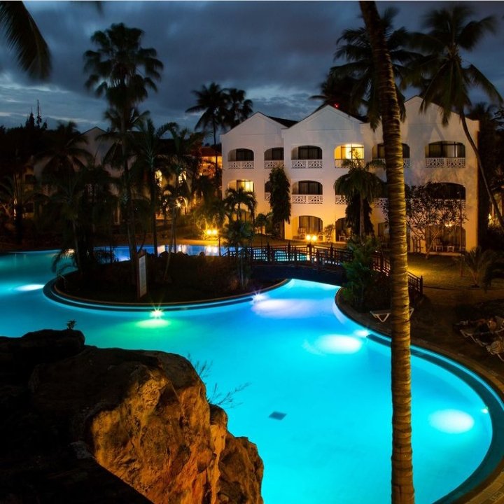 AllInOneToursT1's tweet photo. You can never go wrong with a beach getaway!enjoy your Easter holiday at SAROVA WHITESANDS BEACH RESORT AND SPA.(valid from15th-18th April.

2 NIGHTS 3 DAYS PACKAGE.
Kshs 37,000 per person sharing.

RATE INCLUDES:
2 nights 3 days Accomodation

Meals on full board.#travelblogger https://t.co/Yd1UMFslEY