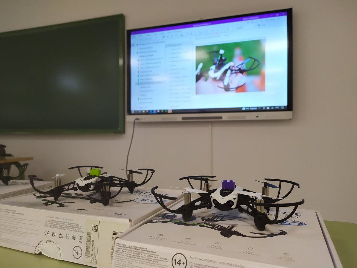 LuisGPLara's tweet photo. Programación de drones con @FTWRobotics en el IES Victorio Macho @educacyl con ayuda de @MicrosoftTeams https://t.co/4hnwP0aaph