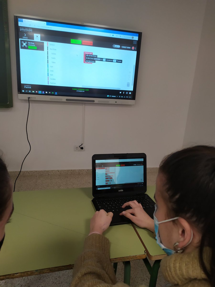 LuisGPLara's tweet photo. Programación de drones con @FTWRobotics en el IES Victorio Macho @educacyl con ayuda de @MicrosoftTeams https://t.co/4hnwP0aaph