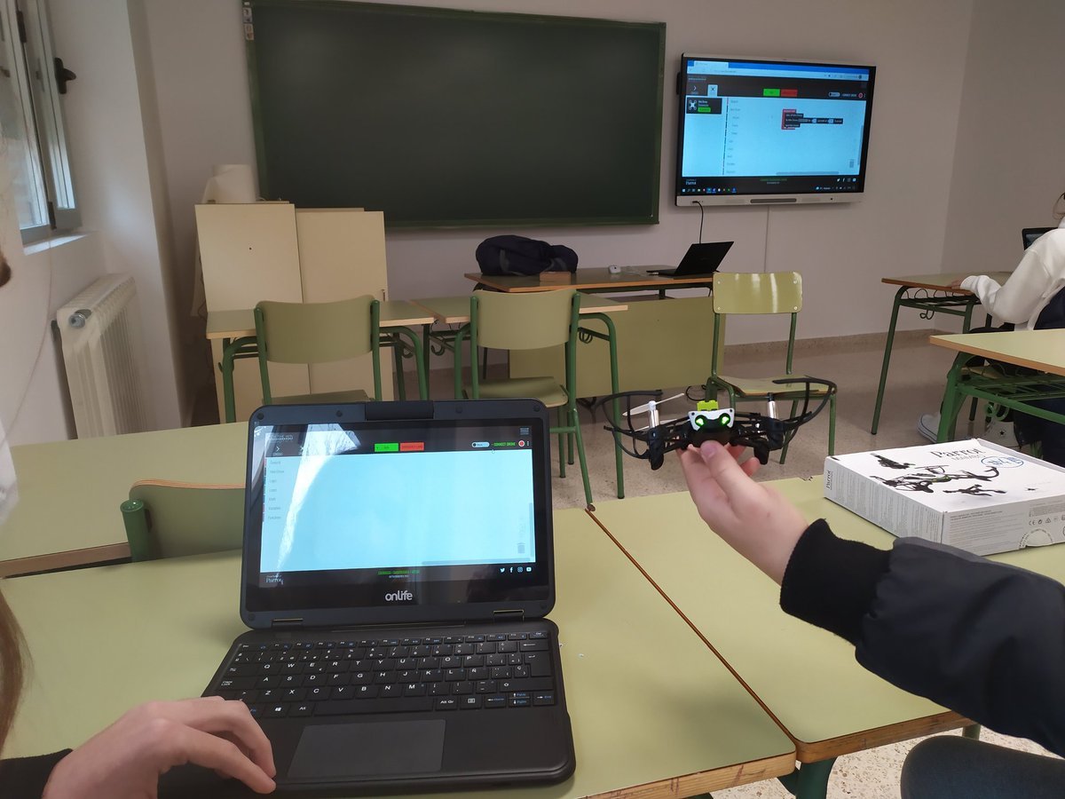 LuisGPLara's tweet photo. Programación de drones con @FTWRobotics en el IES Victorio Macho @educacyl con ayuda de @MicrosoftTeams https://t.co/4hnwP0aaph