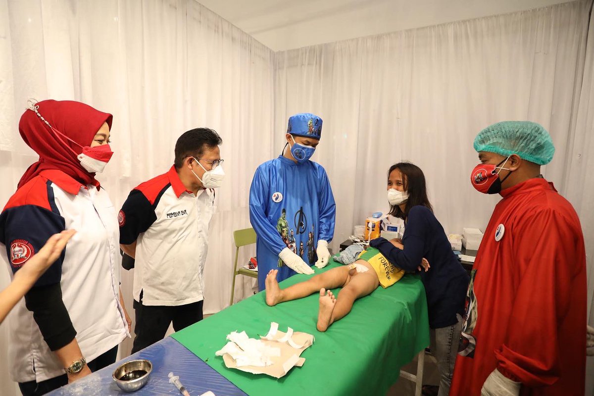 cakimiNOW's tweet photo. Sunatan BNR foundation 

Ibu dari yang disunat  sangat senang dan beterimakasih dengan wajah cerahnya.

Di Kota Bogor

Terimakasih Bu Tia Ahmad dan Bang Boy https://t.co/4kJIt0lAP8