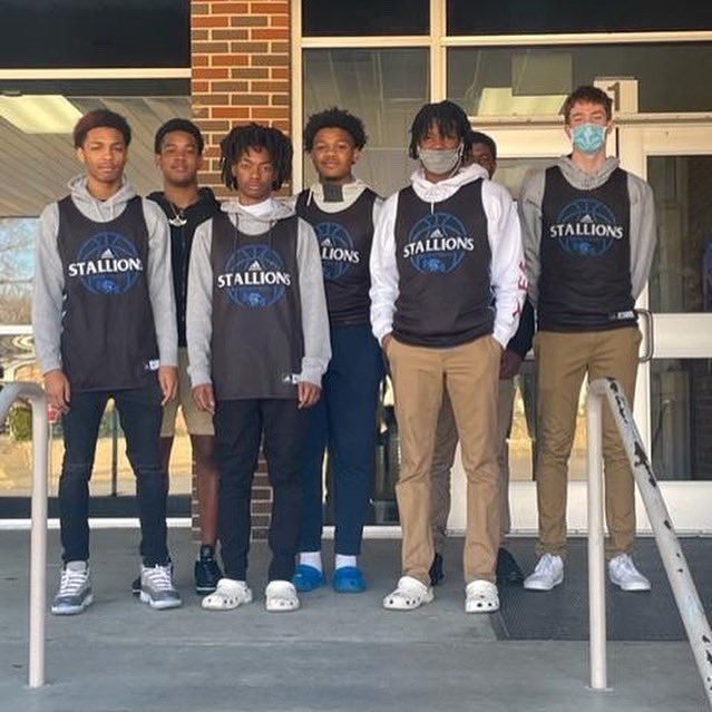 NorthMesquiteHS's tweet photo. The boys basketball players went down and read to the 5th graders at Tosch Elementary this morning for their March Madness reading month. The kiddos really enjoyed them and they had a blast. #finaway #northsidehigh #MISDExcellence https://t.co/QKbRomghKB
