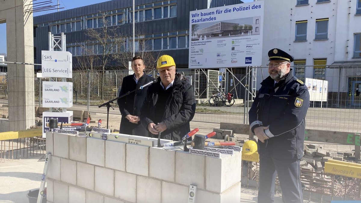 Errichtung einer Spritpreisbrandmauer im Saarland 
#Spritpreisbremse <a href="/janboehm/">🚫⛔️jAaj Bä¶Ã¶l&&rma!nN 💩</a> <a href="/HankFromHell/">Thomas S.</a> <a href="/MSneijder/">Martin Schneider</a>
