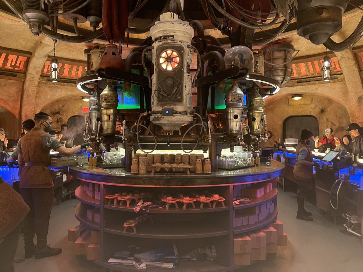 TheUGseries's tweet image. Oga’s Cantina in Batuu West has plenty of room at the bar for walkups if you need a morning eye-opener, but booths are fully booked for reservations. #swge #disneyland ^@skubersky
