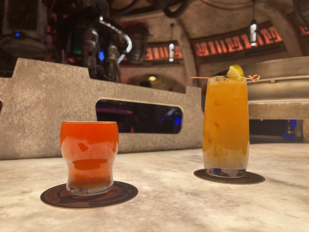 TheUGseries's tweet image. Oga’s Cantina in Batuu West has plenty of room at the bar for walkups if you need a morning eye-opener, but booths are fully booked for reservations. #swge #disneyland ^@skubersky