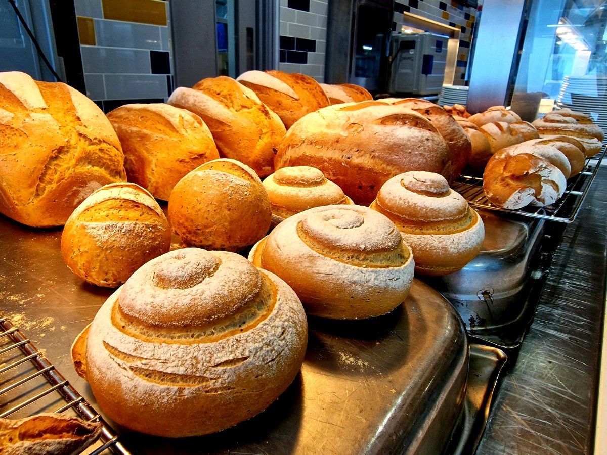ComeronAlonso's tweet photo. Today's bread selection at Hampton School,  so Tasty https://t.co/5ftdPOhbme