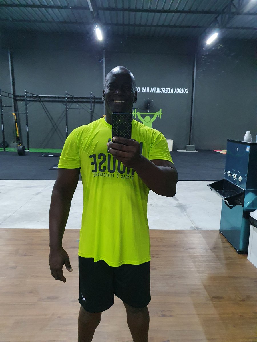 CarlLewisCH's tweet photo. Início de trabalhos na nova casa e treinado por meu filho. O que mais eu poderia desejar... Hum... Talvez virar o The Rock, rssss. #ironhouseresende #ironation #theirontime #saude #FitnessMotivation https://t.co/K4eAfxBacy