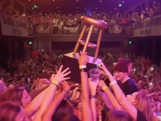 PUBIINormal's tweet photo. Did you know aside from bragging rights- Barstool hosts a massive party at the best college bar?! This could be us ⬇️ Wake up your roommate right now and tell them to tweet #BestBarPub2 https://t.co/IC3gVl4FlV