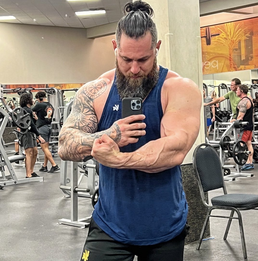 consciousmuscle's tweet photo. They warned me I’d lose muscle if I went #vegan…now I’m bigger &amp; stronger than them🤔 Veganism>Bro-science🌱✌️ https://t.co/yetHsBr07T