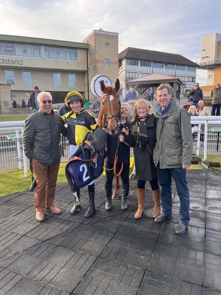 jamiesnowden's tweet photo. Thrilled to see #LegendsRyde winning @FontwellPark her fourth career win, her second this season under @GavinSheehan92 for @TonyPalk @WozzerP & Alex Rice. Well done team @Alexwalters89 Chrissi & Gordon who rides her each day. @BetVictor 43rd #winner of the season. @GB_Bonus https://t.co/kTJKhUR6MV