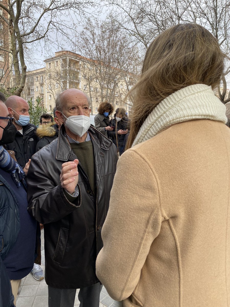 PSOEtetuan's tweet photo. Hoy hemos estado con los vecinos de #GeneralPeron informándonos sobre las obras que ha puesto en marcha el Ayuntamiento de @MADRID donde reina la improvisación. https://t.co/cBdYdwHIpK