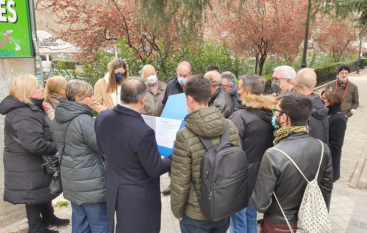 PSOEtetuan's tweet photo. Hoy hemos estado con los vecinos de #GeneralPeron informándonos sobre las obras que ha puesto en marcha el Ayuntamiento de @MADRID donde reina la improvisación. https://t.co/cBdYdwHIpK
