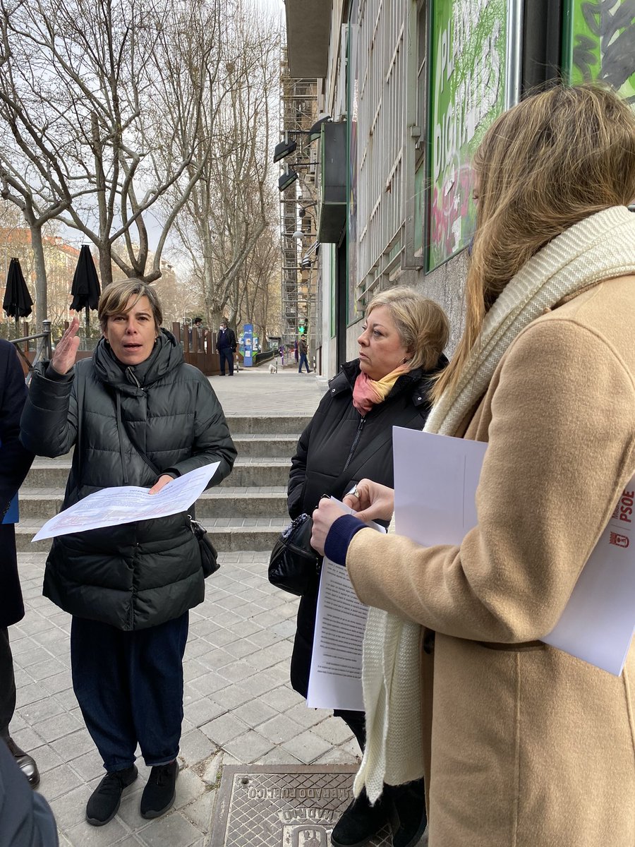 PSOEtetuan's tweet photo. Hoy hemos estado con los vecinos de #GeneralPeron informándonos sobre las obras que ha puesto en marcha el Ayuntamiento de @MADRID donde reina la improvisación. https://t.co/cBdYdwHIpK