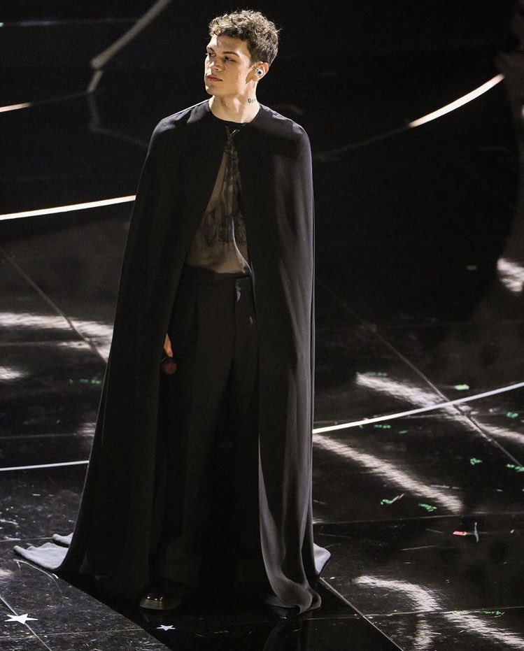 InsideMood's tweet photo. Sheer blouse and a cape are the new trend.
As seen on #blanco and #CodyFern 

#LouisVuitton #Valentino #Sanremo2022 #fashionshow https://t.co/kuHjD6C4pH