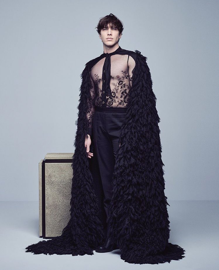 InsideMood's tweet photo. Sheer blouse and a cape are the new trend.
As seen on #blanco and #CodyFern 

#LouisVuitton #Valentino #Sanremo2022 #fashionshow https://t.co/kuHjD6C4pH