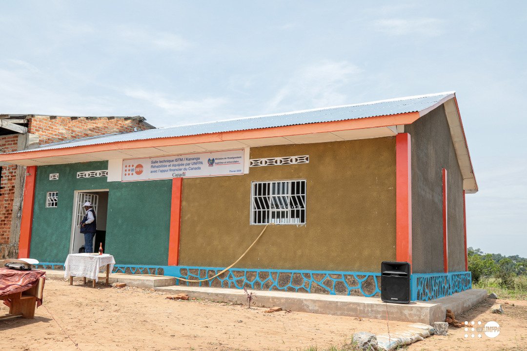 UNFPARDC's tweet photo. Le @CanadaRDC a financé la mise en place d'une salle technique moderne à l'ISTM Kananga à travers un projet mis en oeuvre par @UNFPARDC et @ONUFemmesRDC Le Gouv du Kasaï central à inauguré le bâtiment ce 9 Mars @kardastyledon @eugene_kongnyuy @MinSanteRDC @scosaf @dienekeita https://t.co/THzHpSDW0k